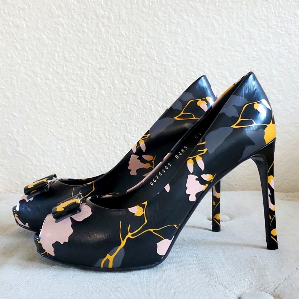 Authentic Salvatore Ferragamo Plum flowe peep toe platform 4" heels 👠